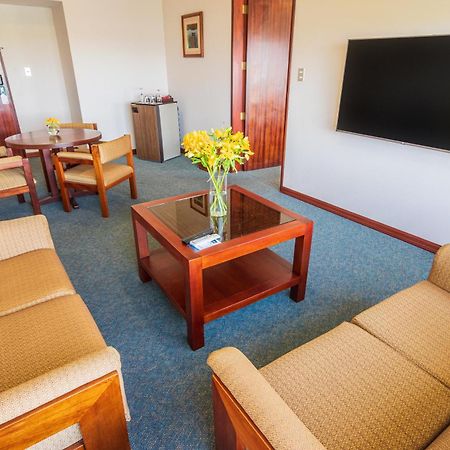 Ghl Hotel Lago Titicaca ปูโน ภายนอก รูปภาพ A living room in a suite at the hotel