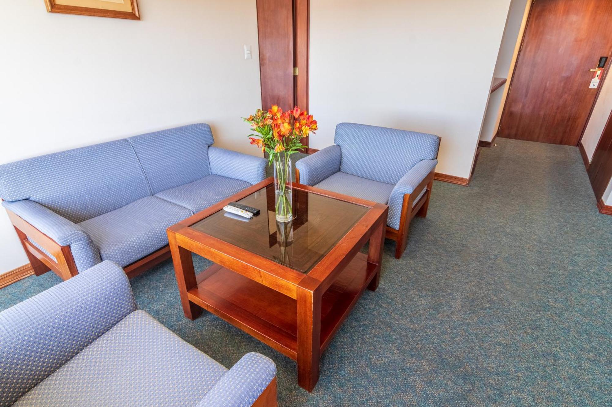 Ghl Hotel Lago Titicaca ปูโน ภายนอก รูปภาพ A living room in a hotel
